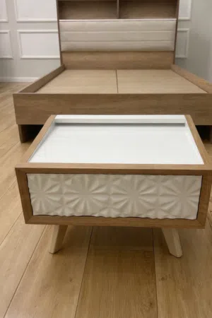 طاولة جانبية بتصميم عصري جميل تضيف لمسة فخامة لأي غرفة