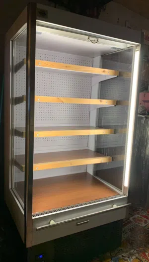 ثلاجة عرض عبدين ماتور ايطالي خمس ارفوف عرض 1م عمق 1م ارتفاع 2م بحاله ممتازه جدا