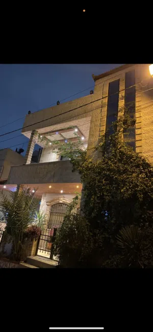 180 m2 3 Bedrooms Townhouse for Sale in Zarqa Jabal Tareq