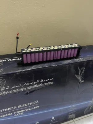 سكوتر كهربائي مع كرتونه