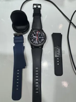 للبيع ساعة Samsung Gear S3 Frontier نظيفةً جذا مع الشاحن الأصلي وسير إضافي قابل للتفاوض