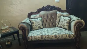 طقم كنب شبه وكاله استخدام بسيط جدا  عباره عن ثلاثيه وثنائيه و2 مفرد. مع طقم طاوله كبيره وطاولتين وسط