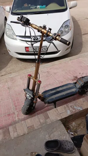 سكوتر كهربائي مع اكسسواراته electrical scooter with accessories