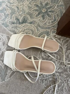 Women sandals is good condition size 37