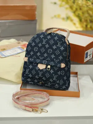 حقيبة ظهر LV جينز صغيرة  مع البوكس ومختومة (حجم قاعدة 25) و (ارتفاع 27)