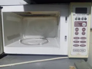 ماكرويف كونتي 34لتر مع شواية شغال تمام التمام ونضيف جدا عمان الهاشمي الشمالي خط 15