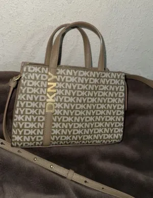 شنطه  اصليه أنيقه مريحه للطلعات من DKNY