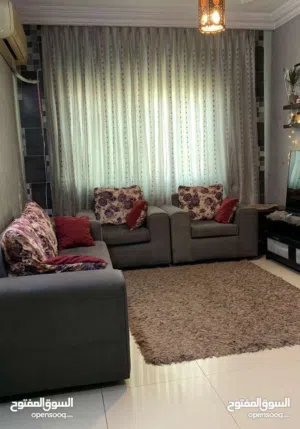 طقم كنب لون بترولي للبيع بداعي السفر مع سجادة وستارة لون سكني