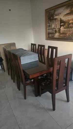 طاولة سفرة شبه جديدة (نيو كلاسيك) بلوط صولد مع 8 كراسي خشب صولد ومقاعد جلد مطرز