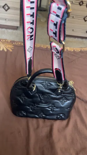 شنتة LV لون اسود