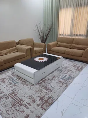 كنب بحالة جيدة للبيع مع السجادة