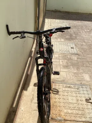 سيكل للبيع نضيف وسريع وكبير بريكات أمورها طيبة بس في شي مهم قابل لتفاوض