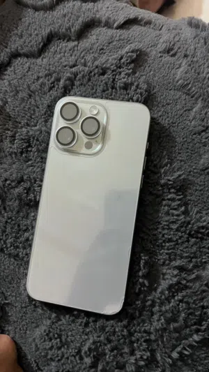 للبيع iPhone 15 Pro Max - مساحة 256 جيجا - نظافة ممتازة