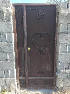 باب حديد كما موضح في صوره