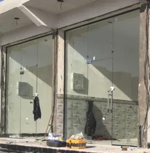 باب سكيورتي مال محلات ومكاتب مستعمل للبيع بسعر مناسب قياسات 3 ب 2 ونص