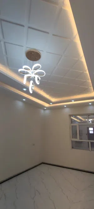 شقق جديد اول سكن اربع غرف وثلاثه حمامات ومطبخ وبلكونه وصاله واسعه