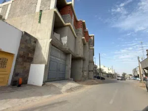 مبني إداري  واجهتين مساحة الأرض 650متر ارضي وطابقين وبردرون بركيدجو مكان لمصعد من المالك  عين زارة
