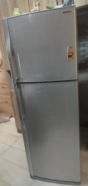 ثلاجه توشيبا ياباني....لون سلفر...مستعمل بحاله ممتازه جدا جدا.