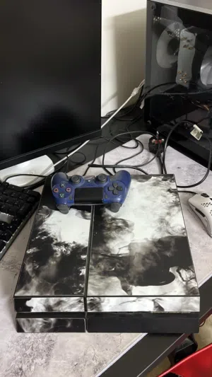 سوني 4 مستعمله لكنها بحاله ممتازه جداً