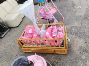 تخت بيبي مع فرشتو للبيع