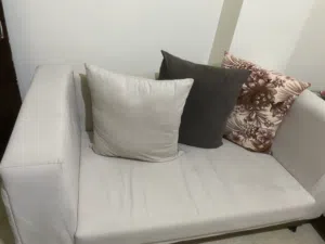 طقم كنب 7 مقاعد مع طاولات بحاله جيدة جدا جدا طقم كنب 7 مقاعد مع طاولات بحاله جيدة جدا جدا