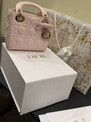 شنطة ديور أصلية شبه جديدة للبيع �