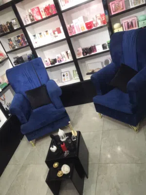 صالون للبيع مع 2 طاولات
