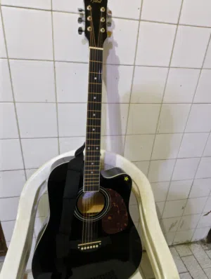 Accoustic Guitar (new) with bag + string+ strap+ pick+ tunar+ Capo