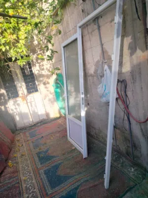 باب ألمنيوم بحالة ممتازة جدًا