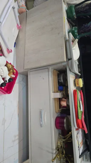 مكتبه تلفزيون كامله وسليمه جدا