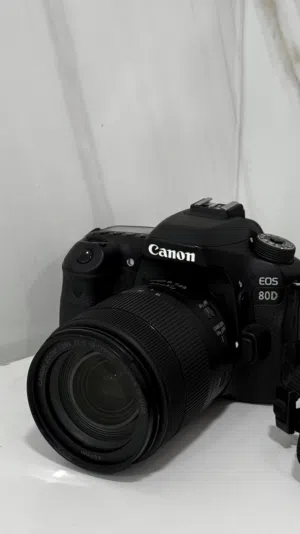 Canon EOS 80D مع عدسة Canon EF-S 18-135mm