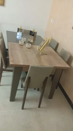 ميز طعام مع بوفيه