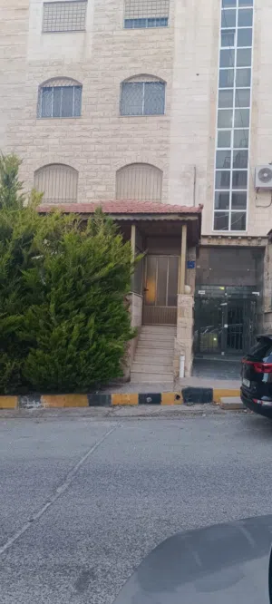 شقة أرضية مفروشة بالكامل ومميزة للإيجار في ضاحية الرشيد – بالقرب من الجامعة الأردنية