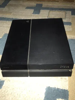 بلاي ستيشن 4 مش مفتوح ولا مصلح بس فيه كسر بال شكل الخارجي ومبين بالصوره الرئيسيه