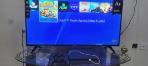 شاشة 43 بوصة 4K نظيف بكرتونها وجهاز PS4 سليم مهكر مستخدم نظيف مختم وكالة مع 2 يدات وكالة