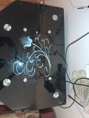 طاولة زجاج اربعه ارفرف جميله جدا لون اسود جذاب