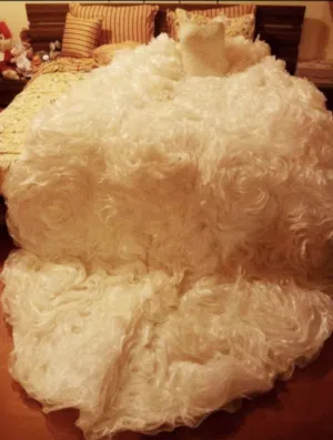 فستان زفاف فاخر بلون ايڤوري للبيع بسعر مغري جداً