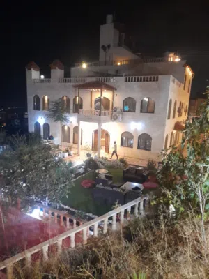 طابق من فيلا على مطل الجبيها من المالك مباشرة 1100 شهريا