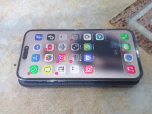 ايفون 14 برو ماكس ذاكره256  مبدل شاشه اصليه وبطاريه اصليه فقط للبيع