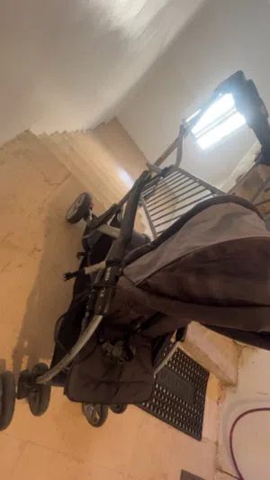 عرباية أطفال تصلح لطفلين أو طفل واحد بحالة جيدة جدًا بحاجة لتنظيف فقط لا يوجد توصيل