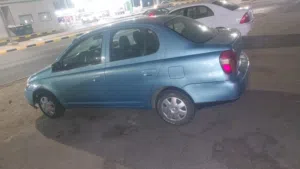 سيارة تويوتا اكو موديل 2000 لون أزرق فاتح بحالة ممتازة اقتصاديه بالبنزين