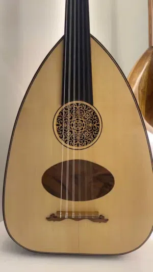 عود شعبي وشرقي شبه جديد صوته خيال
