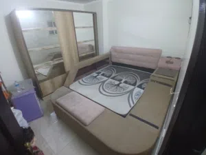 غرفة نوم. عمولة كاملة عبارة عن سرير  ودولاب وبانكت  خشب كونتر  معاها تسريحه وشغاله فلاشه وفيها اتنين