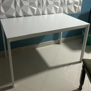 طاولة للبيع بحالة ممتازة