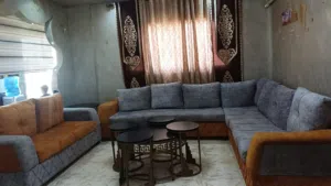 طقم كنب 10 مقاعد نظيف بحالة الوكاله مع 6 قرن مش معروضه نفس القماشه