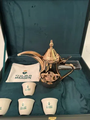 للبيع هدية راقية لدلة رسلان مع الفناجين