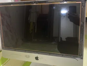 حاسبة Imac مستعمل و بيه مجال بس شاشه