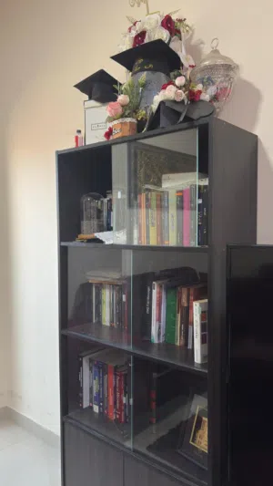 مكاتب للكتب عدد 2 الاولى عرضها 80سم و طولها 170سم 3 ارفف و خزانة مغلقة في الاسفل و ابواب زجاج لكل رف