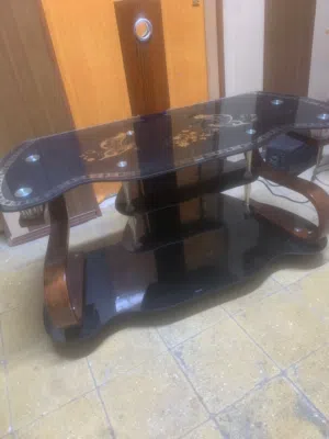 ميز تلفزيون زجاج اسود وخشب