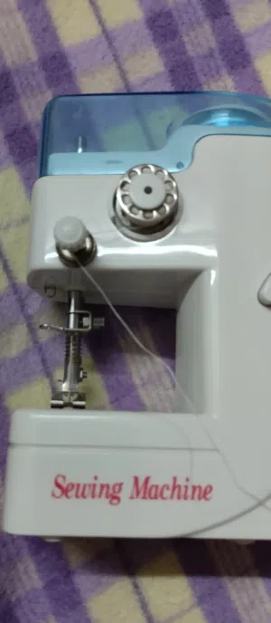 ماكينه خياطه ملابس جديده صغيره الحجم محموله لم تستخدم سهل وضعها فى اى شنطه